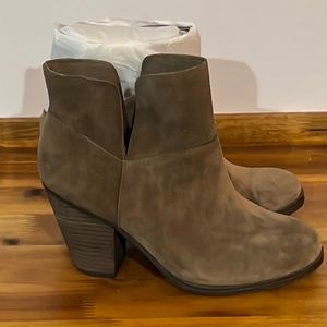NEW Vince Camuto Helyn Size 6 Suede Bootie Valleywood Verona